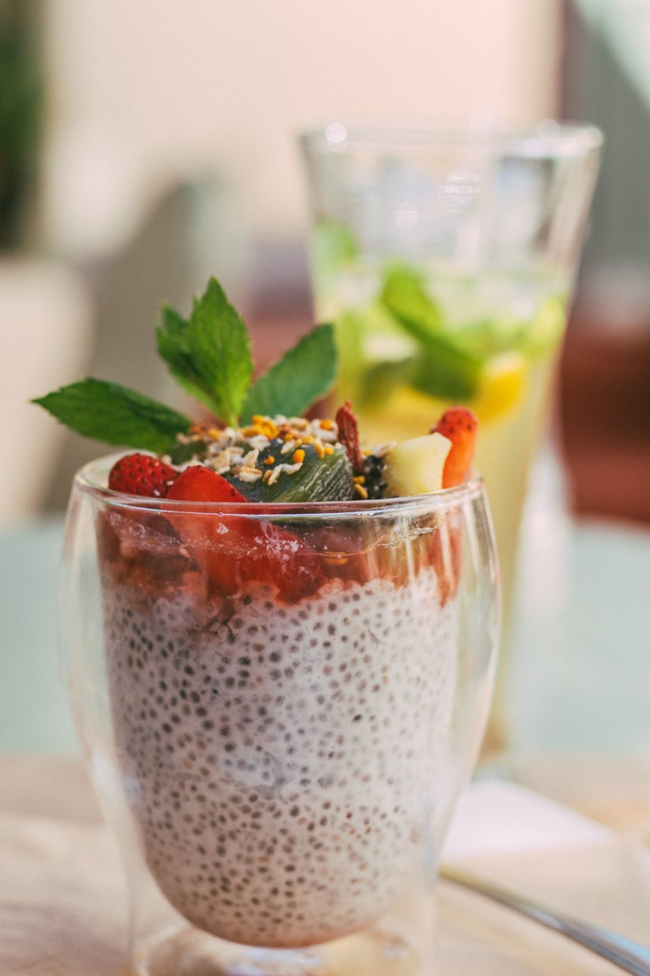 Pudim de chia com fruta num copo
