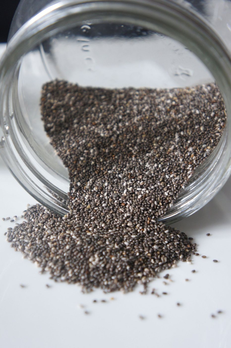 Sementes de chia secas a sair de um frasco