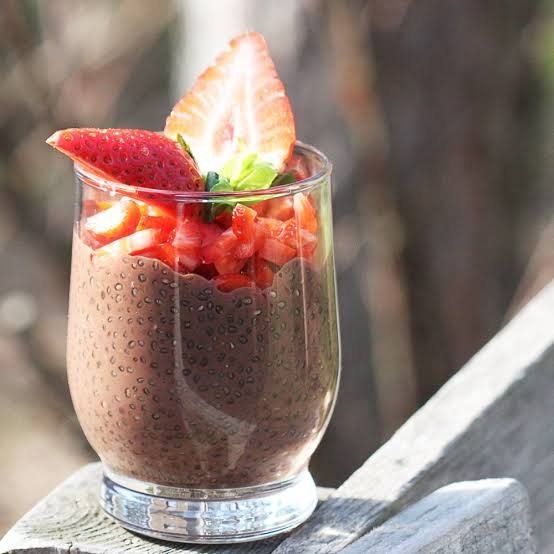 Pudim de cacau com chia num copo com morangos