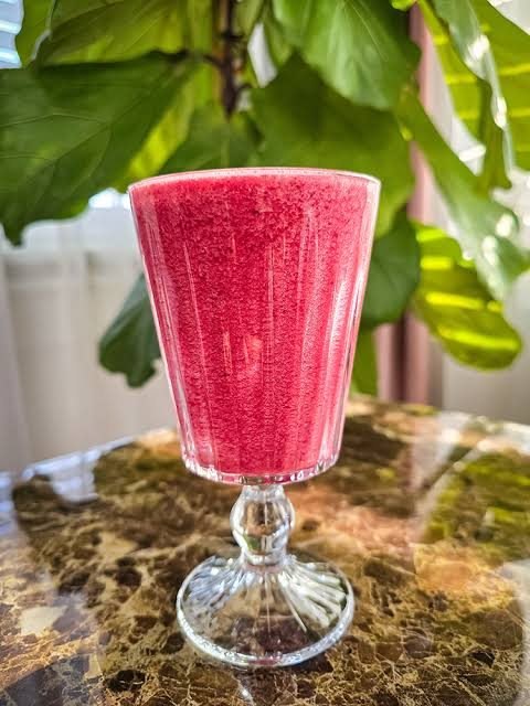 Batido de framboesa e beterraba num copo de pé