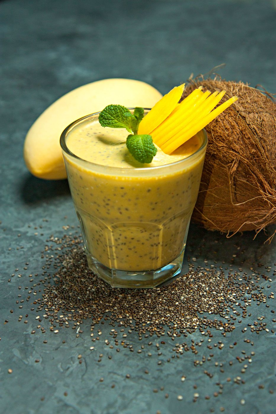 Batido de manga e coco com sementes de chia num copo