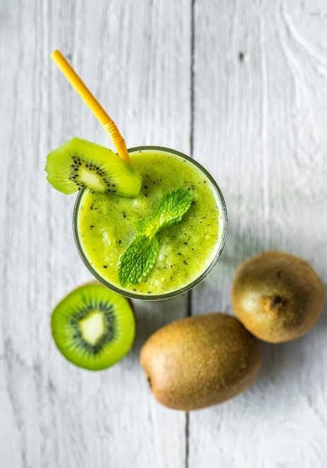 Batido verde de kiwi e hortelã num copo